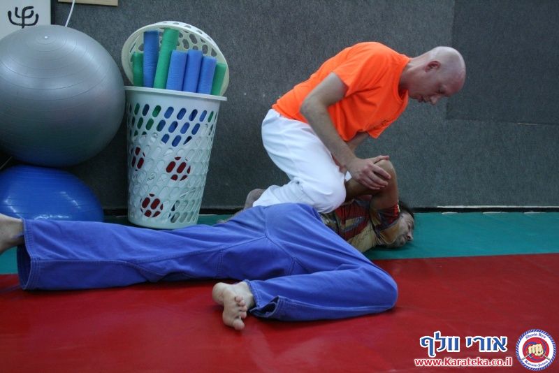 שיעור בו אורי בוסתן לימד הגנה על צד שלישי ועבודת סכין, ואורי וולף לימד את עקרונות השורין ריו קראטה ג'וטסו דרך בונקאי (יישום) של קאטה (תבנית)