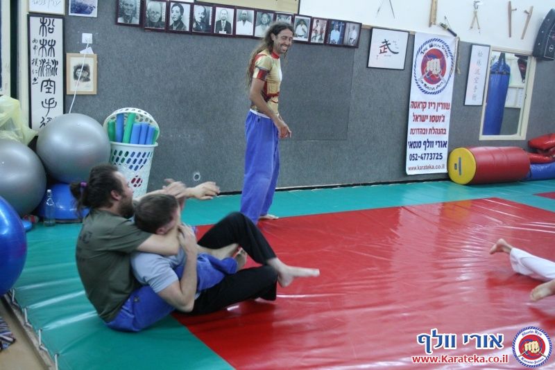 שיעור בו אורי בוסתן לימד הגנה על צד שלישי ועבודת סכין, ואורי וולף לימד את עקרונות השורין ריו קראטה ג'וטסו דרך בונקאי (יישום) של קאטה (תבנית)