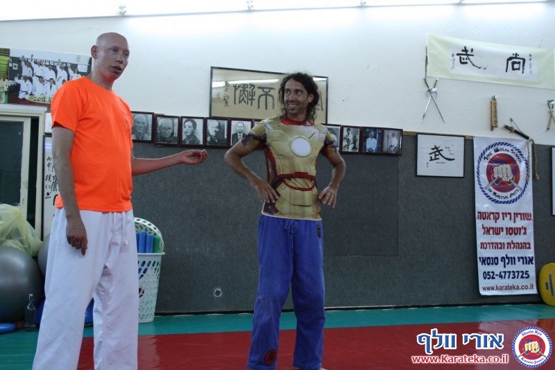 שיעור בו אורי בוסתן לימד הגנה על צד שלישי ועבודת סכין, ואורי וולף לימד את עקרונות השורין ריו קראטה ג'וטסו דרך בונקאי (יישום) של קאטה (תבנית)