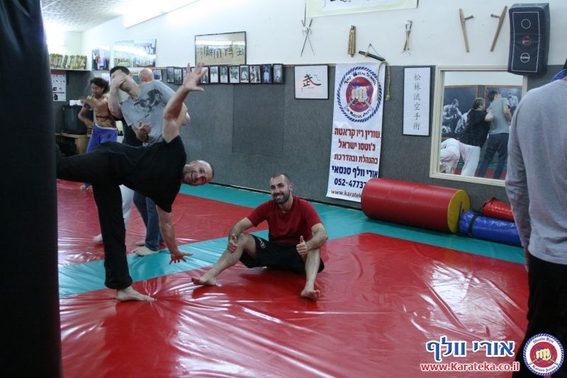שיעור בו אורי בוסתן לימד הגנה על צד שלישי ועבודת סכין, ואורי וולף לימד את עקרונות השורין ריו קראטה ג'וטסו דרך בונקאי (יישום) של קאטה (תבנית)