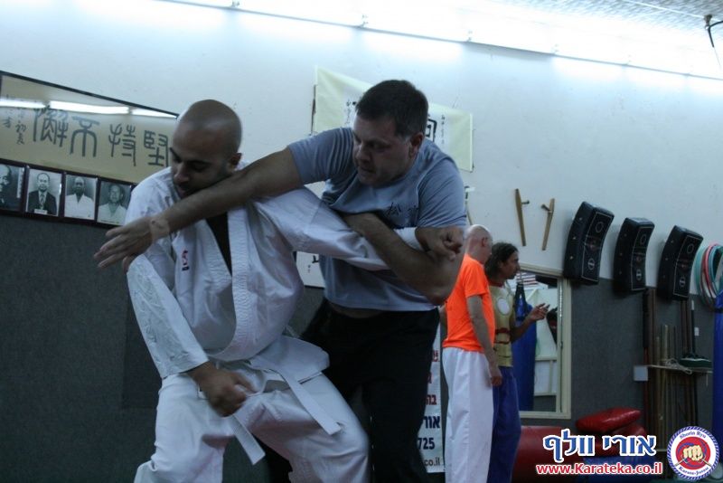 שיעור בו אורי בוסתן לימד הגנה על צד שלישי ועבודת סכין, ואורי וולף לימד את עקרונות השורין ריו קראטה ג'וטסו דרך בונקאי (יישום) של קאטה (תבנית)