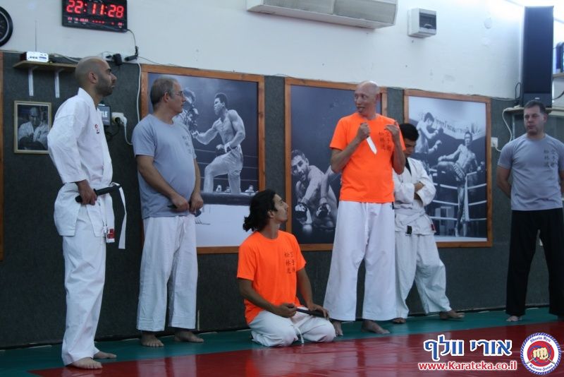 שיעור בו אורי בוסתן לימד הגנה על צד שלישי ועבודת סכין, ואורי וולף לימד את עקרונות השורין ריו קראטה ג'וטסו דרך בונקאי (יישום) של קאטה (תבנית)