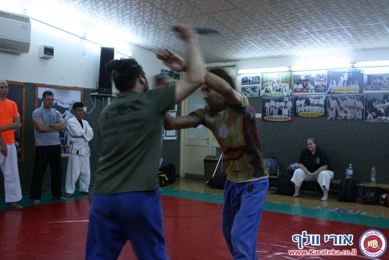 שיעור בו אורי בוסתן לימד הגנה על צד שלישי ועבודת סכין, ואורי וולף לימד את עקרונות השורין ריו קראטה ג'וטסו דרך בונקאי (יישום) של קאטה (תבנית)