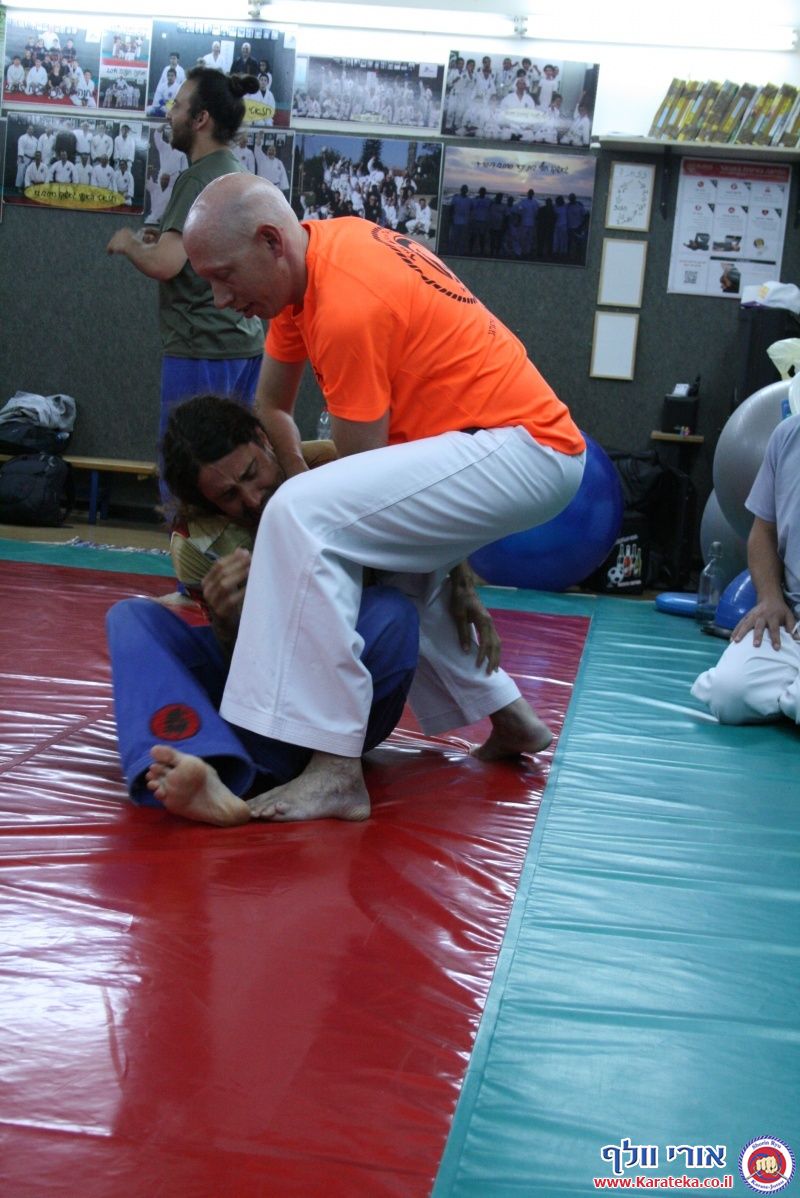 שיעור בו אורי בוסתן לימד הגנה על צד שלישי ועבודת סכין, ואורי וולף לימד את עקרונות השורין ריו קראטה ג'וטסו דרך בונקאי (יישום) של קאטה (תבנית)