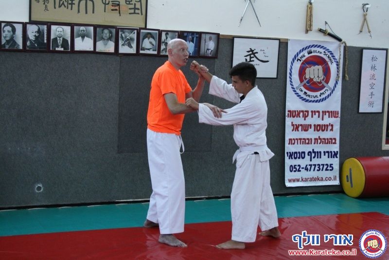 שיעור בו אורי בוסתן לימד הגנה על צד שלישי ועבודת סכין, ואורי וולף לימד את עקרונות השורין ריו קראטה ג'וטסו דרך בונקאי (יישום) של קאטה (תבנית)