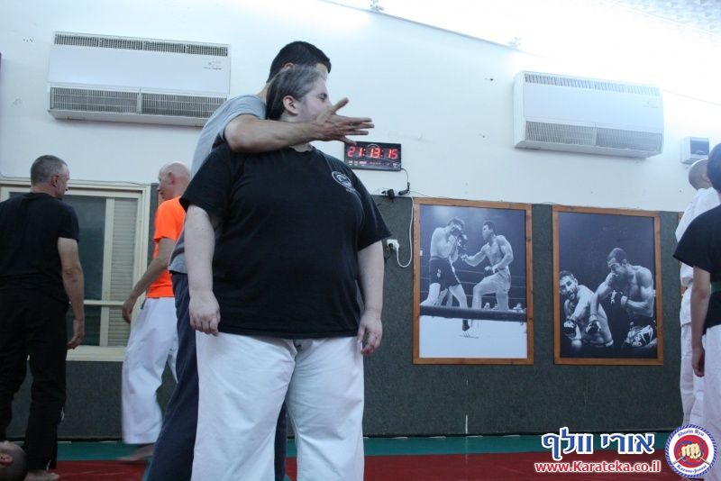 שיעור בו אורי בוסתן לימד הגנה על צד שלישי ועבודת סכין, ואורי וולף לימד את עקרונות השורין ריו קראטה ג'וטסו דרך בונקאי (יישום) של קאטה (תבנית)