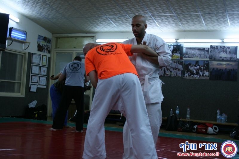 שיעור בו אורי בוסתן לימד הגנה על צד שלישי ועבודת סכין, ואורי וולף לימד את עקרונות השורין ריו קראטה ג'וטסו דרך בונקאי (יישום) של קאטה (תבנית)