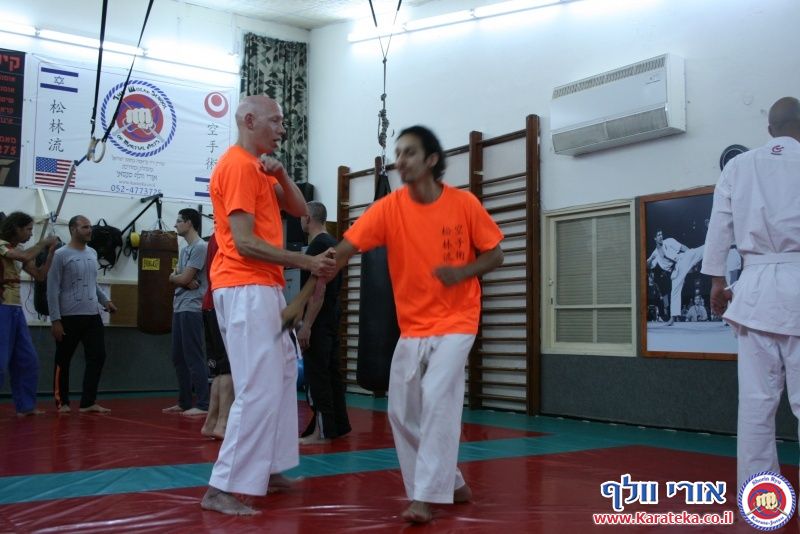 שיעור בו אורי בוסתן לימד הגנה על צד שלישי ועבודת סכין, ואורי וולף לימד את עקרונות השורין ריו קראטה ג'וטסו דרך בונקאי (יישום) של קאטה (תבנית)