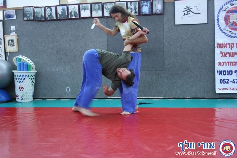 שיעור בו אורי בוסתן לימד הגנה על צד שלישי ועבודת סכין, ואורי וולף לימד את עקרונות השורין ריו קראטה ג'וטסו דרך בונקאי (יישום) של קאטה (תבנית)