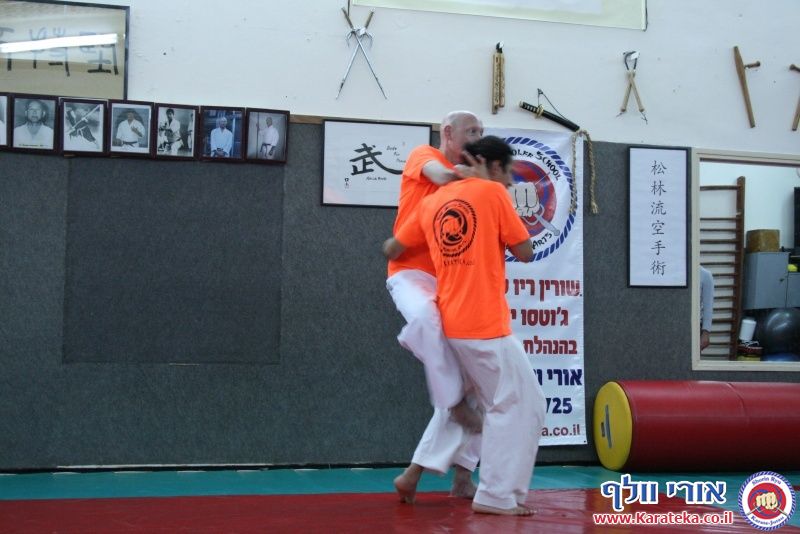 שיעור בו אורי בוסתן לימד הגנה על צד שלישי ועבודת סכין, ואורי וולף לימד את עקרונות השורין ריו קראטה ג'וטסו דרך בונקאי (יישום) של קאטה (תבנית)