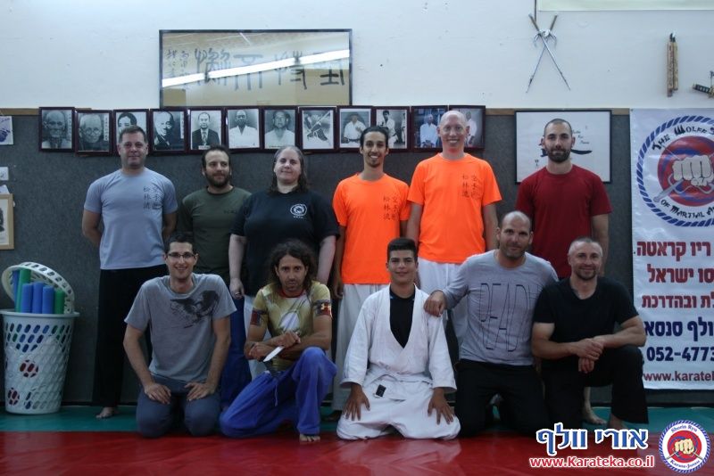 שיעור בו אורי בוסתן לימד הגנה על צד שלישי ועבודת סכין, ואורי וולף לימד את עקרונות השורין ריו קראטה ג'וטסו דרך בונקאי (יישום) של קאטה (תבנית)