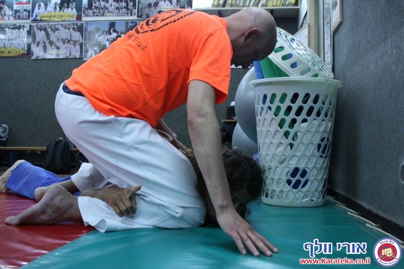 שיעור בו אורי בוסתן לימד הגנה על צד שלישי ועבודת סכין, ואורי וולף לימד את עקרונות השורין ריו קראטה ג'וטסו דרך בונקאי (יישום) של קאטה (תבנית)