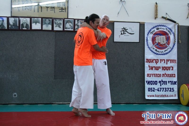 שיעור בו אורי בוסתן לימד הגנה על צד שלישי ועבודת סכין, ואורי וולף לימד את עקרונות השורין ריו קראטה ג'וטסו דרך בונקאי (יישום) של קאטה (תבנית)