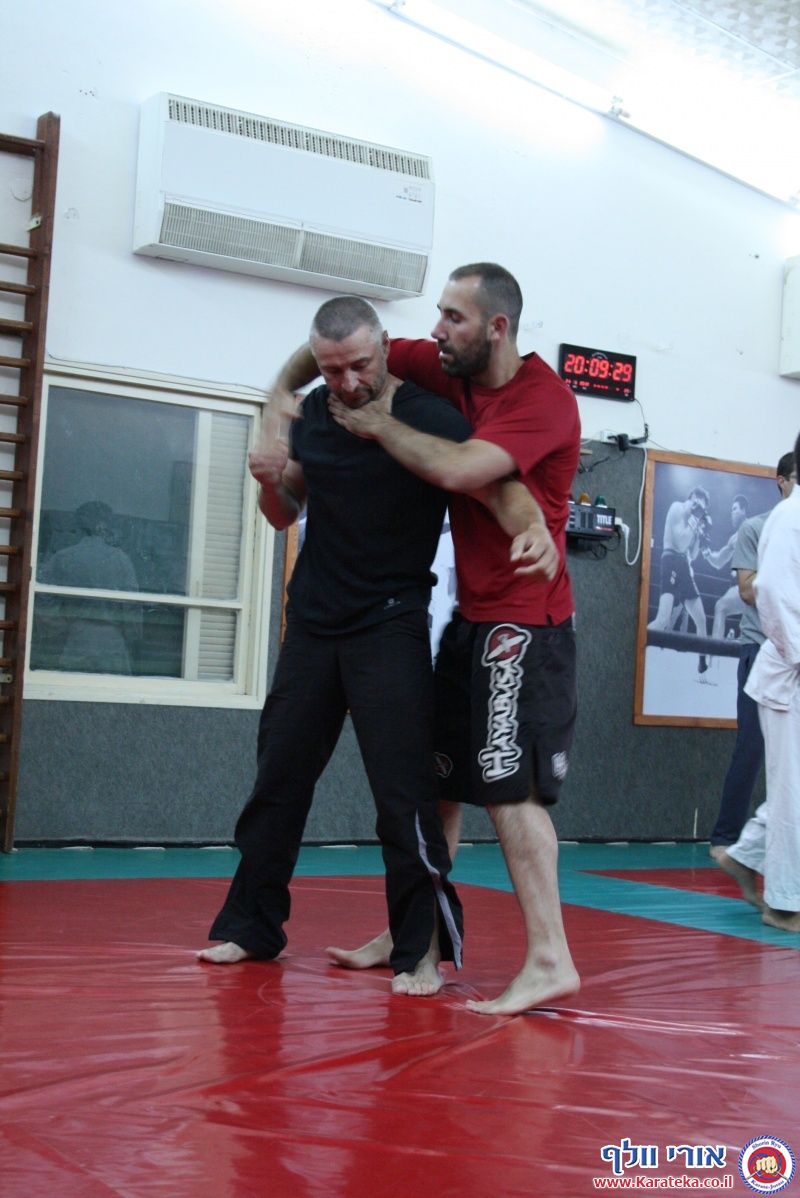 שיעור בו אורי בוסתן לימד הגנה על צד שלישי ועבודת סכין, ואורי וולף לימד את עקרונות השורין ריו קראטה ג'וטסו דרך בונקאי (יישום) של קאטה (תבנית)