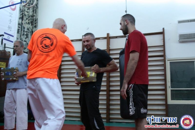 שיעור בו אורי בוסתן לימד הגנה על צד שלישי ועבודת סכין, ואורי וולף לימד את עקרונות השורין ריו קראטה ג'וטסו דרך בונקאי (יישום) של קאטה (תבנית)