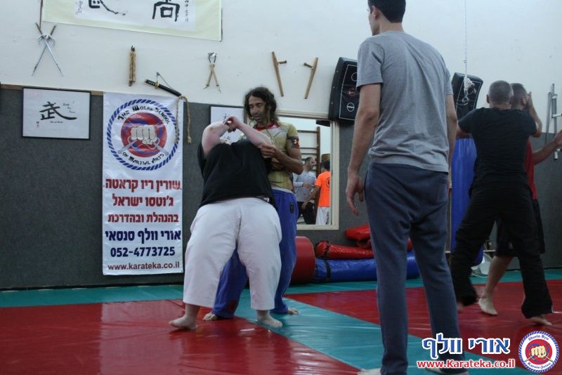 שיעור בו אורי בוסתן לימד הגנה על צד שלישי ועבודת סכין, ואורי וולף לימד את עקרונות השורין ריו קראטה ג'וטסו דרך בונקאי (יישום) של קאטה (תבנית)