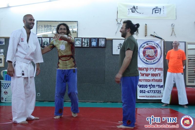 שיעור בו אורי בוסתן לימד הגנה על צד שלישי ועבודת סכין, ואורי וולף לימד את עקרונות השורין ריו קראטה ג'וטסו דרך בונקאי (יישום) של קאטה (תבנית)