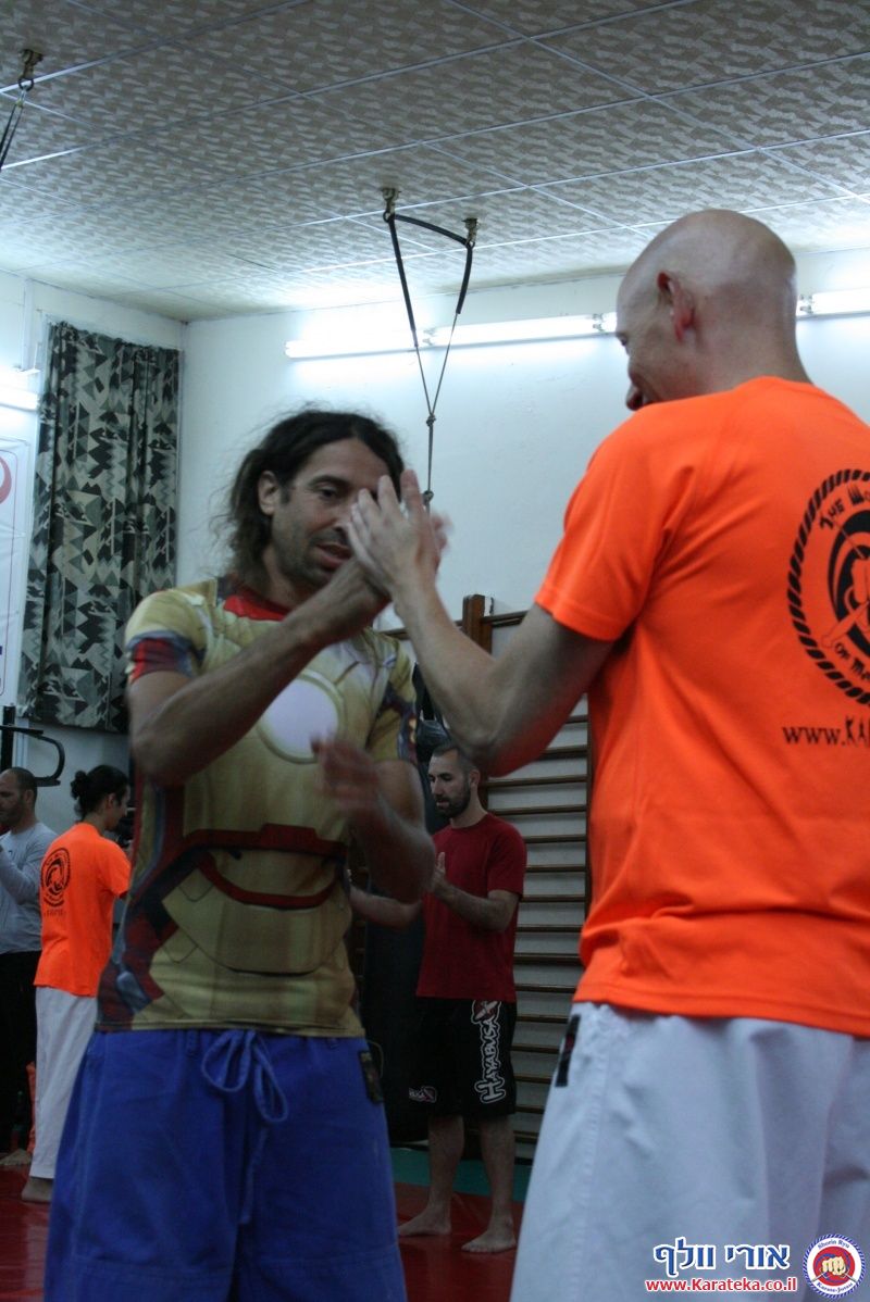 שיעור בו אורי בוסתן לימד הגנה על צד שלישי ועבודת סכין, ואורי וולף לימד את עקרונות השורין ריו קראטה ג'וטסו דרך בונקאי (יישום) של קאטה (תבנית)