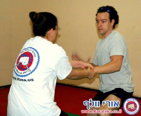 תמונות מסדנאות הגנה עצמית ושיעורי קראטה הנוגעים בתחום 