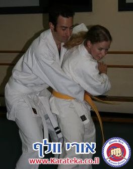 תמונות מסדנאות הגנה עצמית ושיעורי קראטה הנוגעים בתחום 