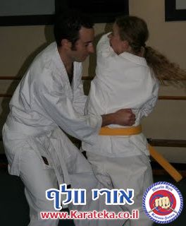 תמונות מסדנאות הגנה עצמית ושיעורי קראטה הנוגעים בתחום 