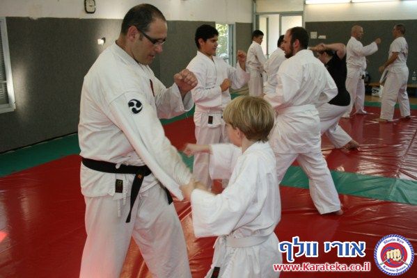 אימון ילדים ומבוגרים בדוג'ו חצור 8-1-2010. בסוף האימון עשינו ארוחת צהריים וראינו את הסרט קראטה קיד 2