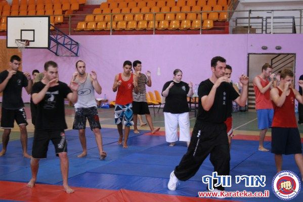 5 מאמנים 5 סגנונות. אימון ראש השנה 2010 במענית, בהשתתפות עמית הימלשטיין המארח (קונג פו קוף), צחי שוחט (קונג פו עגור לבן), ספיר טל (קונג פו גמל שלמה דרומי), ג'ון אסקדו (ארניס), אורי וולף (קראטה ג'וטסו)