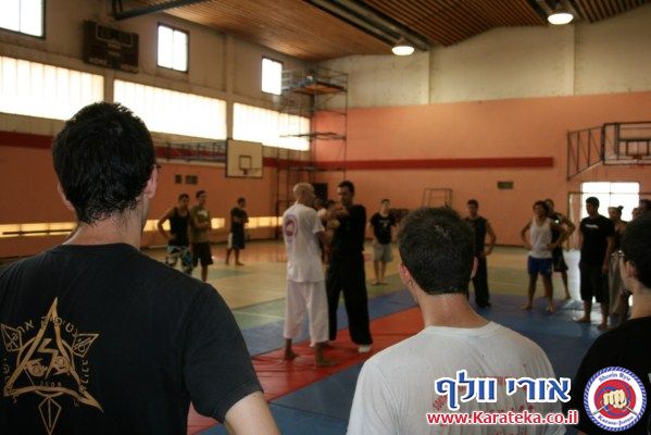 5 מאמנים 5 סגנונות. אימון ראש השנה 2010 במענית, בהשתתפות עמית הימלשטיין המארח (קונג פו קוף), צחי שוחט (קונג פו עגור לבן), ספיר טל (קונג פו גמל שלמה דרומי), ג'ון אסקדו (ארניס), אורי וולף (קראטה ג'וטסו)