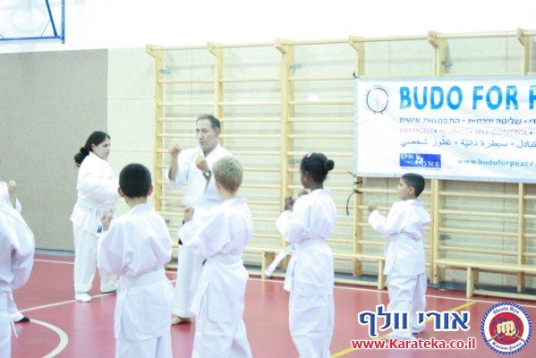 שיעורי קראטה לילדים בבית ספר ויצמן שביפו. האימונים מתקיימים בחסות עמותת בודו למען השלום.