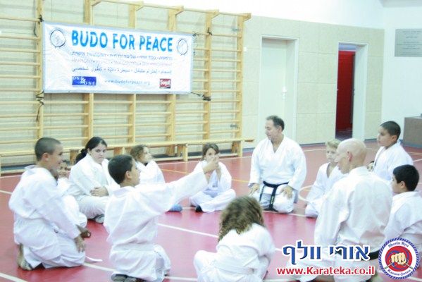 שיעורי קראטה לילדים בבית ספר ויצמן שביפו. האימונים מתקיימים בחסות עמותת בודו למען השלום.