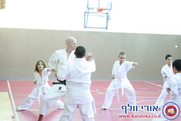 שיעורי קראטה לילדים בבית ספר ויצמן שביפו. האימונים מתקיימים בחסות עמותת בודו למען השלום.