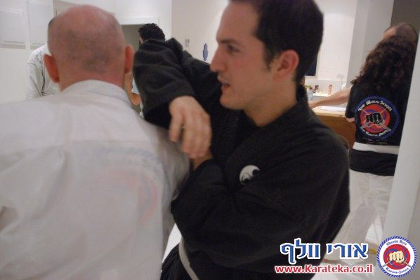 אימון פתיחת דוג'ו פלורנטין, תל אביב. הבית החדש שלנו לאימוני אומנויות לחימה והגנה עצמית. באימון נכחו משתתפים מבתי ספר שונים של אומנויות לחימה, יחד עם תלמידי בית הספר שלנו. 24-10-2010