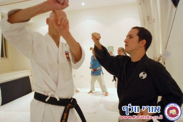 אימון פתיחת דוג'ו פלורנטין, תל אביב. הבית החדש שלנו לאימוני אומנויות לחימה והגנה עצמית. באימון נכחו משתתפים מבתי ספר שונים של אומנויות לחימה, יחד עם תלמידי בית הספר שלנו. 24-10-2010