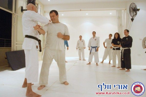 אימון פתיחת דוג'ו פלורנטין, תל אביב. הבית החדש שלנו לאימוני אומנויות לחימה והגנה עצמית. באימון נכחו משתתפים מבתי ספר שונים של אומנויות לחימה, יחד עם תלמידי בית הספר שלנו. 24-10-2010