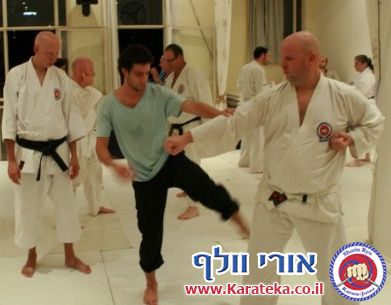 אימון פתיחת דוג'ו פלורנטין, תל אביב. הבית החדש שלנו לאימוני אומנויות לחימה והגנה עצמית. באימון נכחו משתתפים מבתי ספר שונים של אומנויות לחימה, יחד עם תלמידי בית הספר שלנו. 24-10-2010
