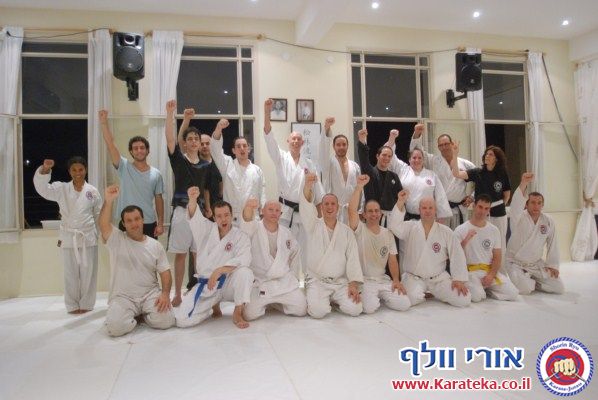 אימון פתיחת דוג'ו פלורנטין, תל אביב. הבית החדש שלנו לאימוני אומנויות לחימה והגנה עצמית. באימון נכחו משתתפים מבתי ספר שונים של אומנויות לחימה, יחד עם תלמידי בית הספר שלנו. 24-10-2010