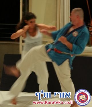 אימון פתיחת דוג'ו פלורנטין, תל אביב. הבית החדש שלנו לאימוני אומנויות לחימה והגנה עצמית. באימון נכחו משתתפים מבתי ספר שונים של אומנויות לחימה, יחד עם תלמידי בית הספר שלנו. 24-10-2010
