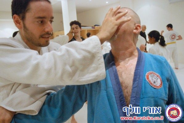 אימון פתיחת דוג'ו פלורנטין, תל אביב. הבית החדש שלנו לאימוני אומנויות לחימה והגנה עצמית. באימון נכחו משתתפים מבתי ספר שונים של אומנויות לחימה, יחד עם תלמידי בית הספר שלנו. 24-10-2010