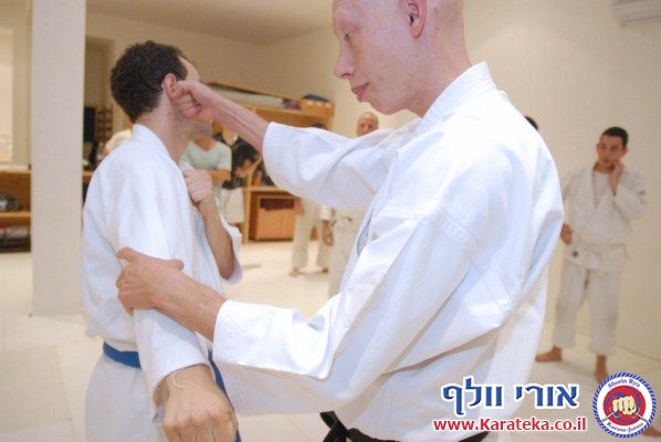 אימון פתיחת דוג'ו פלורנטין, תל אביב. הבית החדש שלנו לאימוני אומנויות לחימה והגנה עצמית. באימון נכחו משתתפים מבתי ספר שונים של אומנויות לחימה, יחד עם תלמידי בית הספר שלנו. 24-10-2010