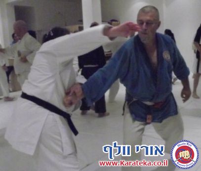 אימון פתיחת דוג'ו פלורנטין, תל אביב. הבית החדש שלנו לאימוני אומנויות לחימה והגנה עצמית. באימון נכחו משתתפים מבתי ספר שונים של אומנויות לחימה, יחד עם תלמידי בית הספר שלנו. 24-10-2010