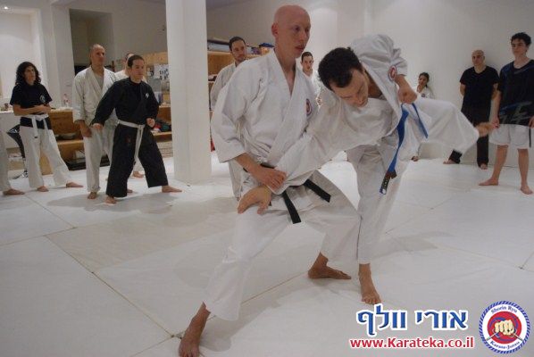 אימון פתיחת דוג'ו פלורנטין, תל אביב. הבית החדש שלנו לאימוני אומנויות לחימה והגנה עצמית. באימון נכחו משתתפים מבתי ספר שונים של אומנויות לחימה, יחד עם תלמידי בית הספר שלנו. 24-10-2010