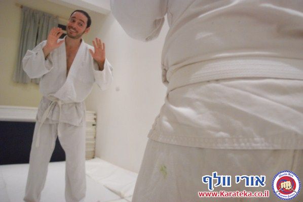 אימון פתיחת דוג'ו פלורנטין, תל אביב. הבית החדש שלנו לאימוני אומנויות לחימה והגנה עצמית. באימון נכחו משתתפים מבתי ספר שונים של אומנויות לחימה, יחד עם תלמידי בית הספר שלנו. 24-10-2010