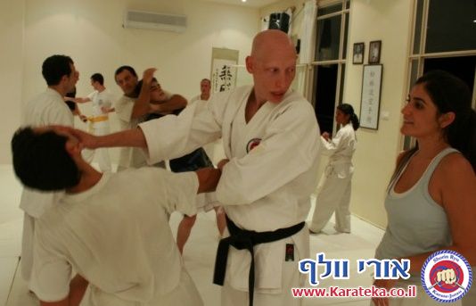 אימון פתיחת דוג'ו פלורנטין, תל אביב. הבית החדש שלנו לאימוני אומנויות לחימה והגנה עצמית. באימון נכחו משתתפים מבתי ספר שונים של אומנויות לחימה, יחד עם תלמידי בית הספר שלנו. 24-10-2010