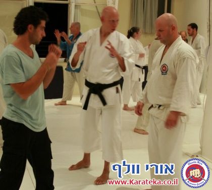 אימון פתיחת דוג'ו פלורנטין, תל אביב. הבית החדש שלנו לאימוני אומנויות לחימה והגנה עצמית. באימון נכחו משתתפים מבתי ספר שונים של אומנויות לחימה, יחד עם תלמידי בית הספר שלנו. 24-10-2010