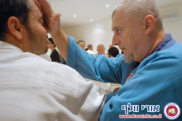אימון פתיחת דוג'ו פלורנטין, תל אביב. הבית החדש שלנו לאימוני אומנויות לחימה והגנה עצמית. באימון נכחו משתתפים מבתי ספר שונים של אומנויות לחימה, יחד עם תלמידי בית הספר שלנו. 24-10-2010