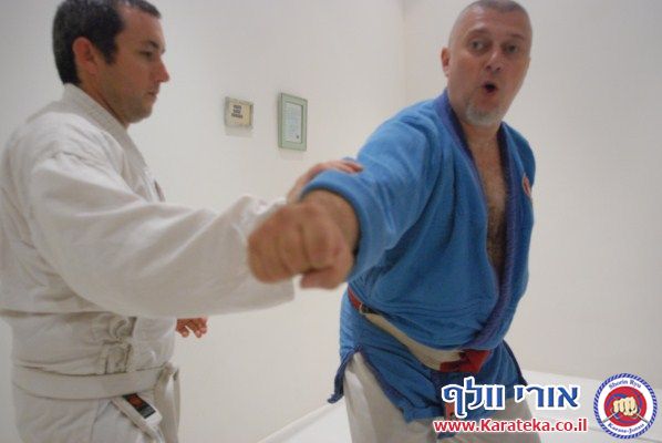 אימון פתיחת דוג'ו פלורנטין, תל אביב. הבית החדש שלנו לאימוני אומנויות לחימה והגנה עצמית. באימון נכחו משתתפים מבתי ספר שונים של אומנויות לחימה, יחד עם תלמידי בית הספר שלנו. 24-10-2010