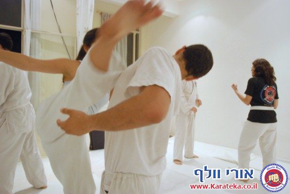 אימון פתיחת דוג'ו פלורנטין, תל אביב. הבית החדש שלנו לאימוני אומנויות לחימה והגנה עצמית. באימון נכחו משתתפים מבתי ספר שונים של אומנויות לחימה, יחד עם תלמידי בית הספר שלנו. 24-10-2010