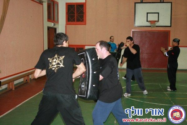 אימון עם בית הספר לאומנויות לחימה פיליפיניות בראשות מאסטר ג'ון שהתקיים בתל אביב ב2-3-2011. את אימון הארניס העביר מאסטר ג'ון ואת אימון הקראטה העביר אורי וולף סנסאי