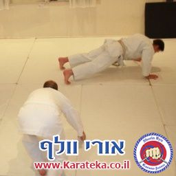 4/2011 אבי מזל טוב סנסאי, דאן 3 שוטוקאן, חזר לארץ לאחר גלי הצונאמי שפקדו את יפן, ובא להתארח אצלנו בדוג'ו. באימון נכחו תלמידים מבתי ספר שונים
