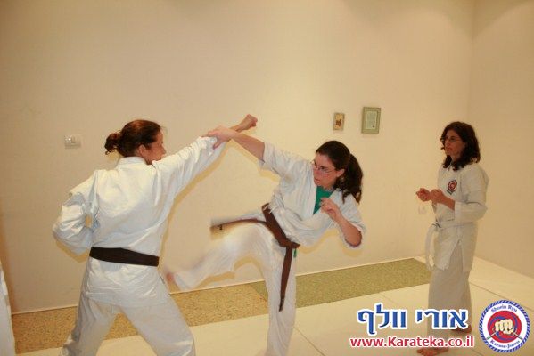 4/2011 אבי מזל טוב סנסאי, דאן 3 שוטוקאן, חזר לארץ לאחר גלי הצונאמי שפקדו את יפן, ובא להתארח אצלנו בדוג'ו. באימון נכחו תלמידים מבתי ספר שונים